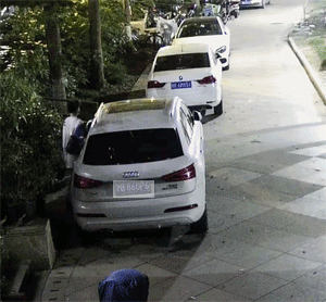 【执法实录】女子因心情欠佳连续划伤2辆轿车,结果害人害己 【执法实录】女子因心情欠佳连续划伤2辆轿车,结果害人害己