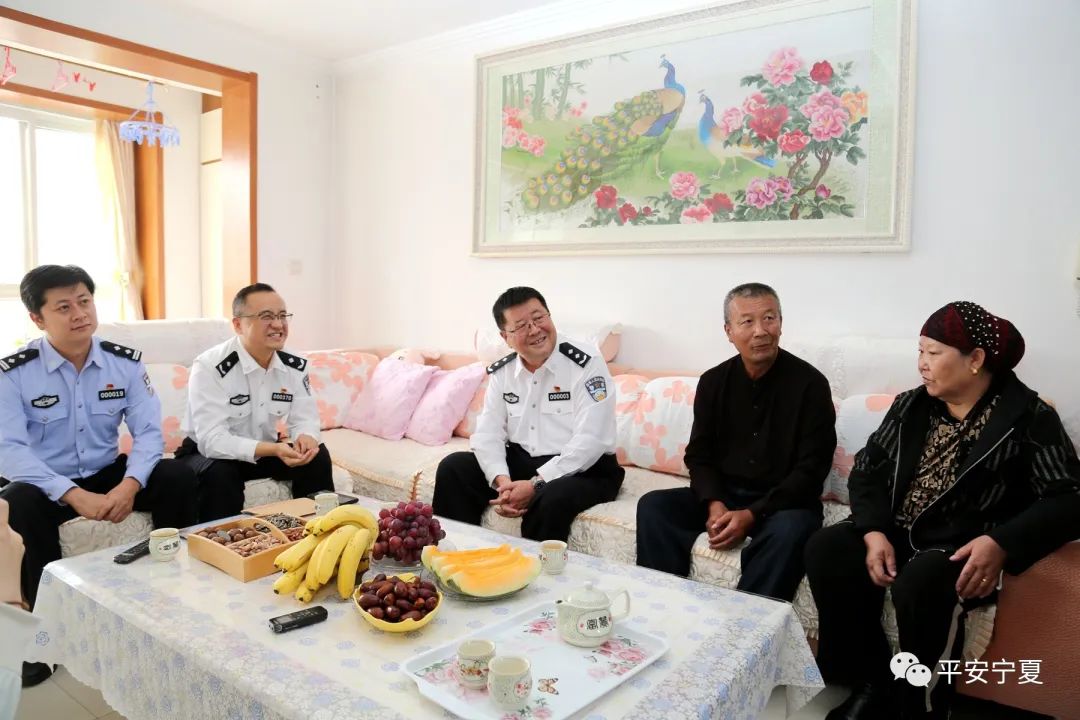 公安厅党委委员,副厅长李德胜欣喜地搂着吴涛6岁的女儿爱不释手,盯着