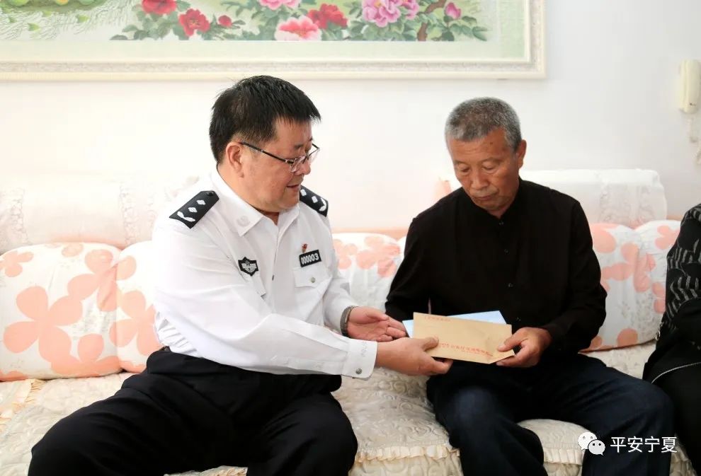 李德胜在政治部副主任兼人事训练处处长李超及厅交通管理局政委陈刚