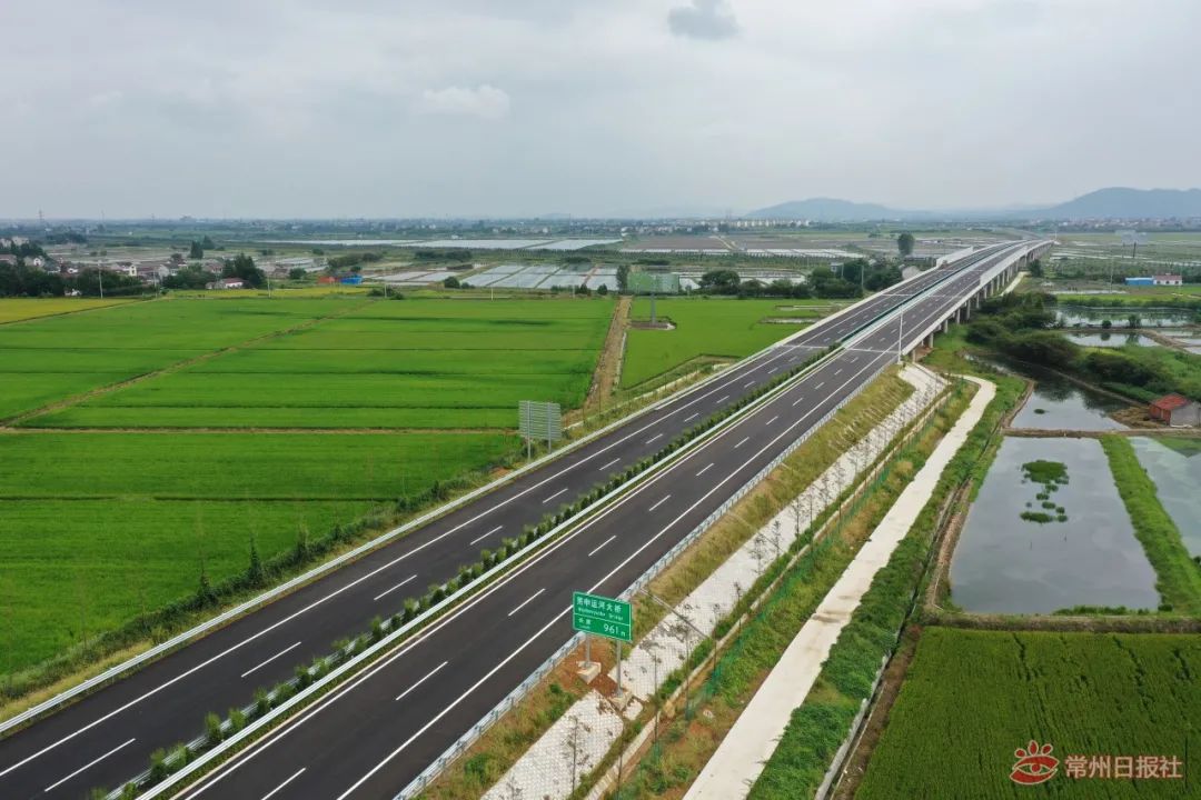 的溧宁高速公路,终点接宁高高速和淳芜高速交叉的和凤枢纽,途径溧阳市