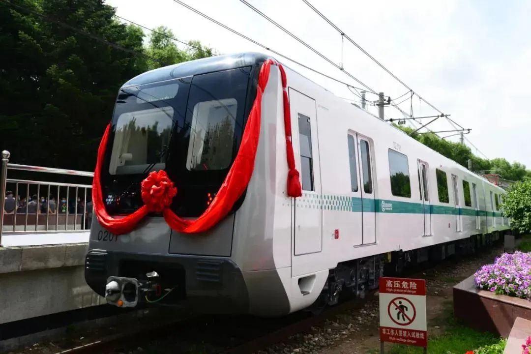 载着全城的期盼它来了地铁2号线首列电客车上线运行