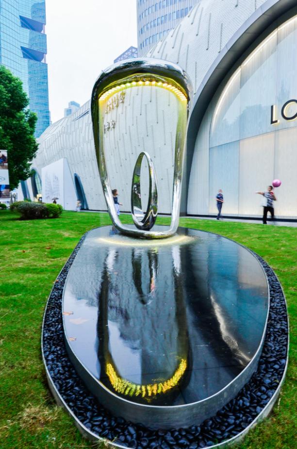 惊艳虹桥商圈新添一处水景灯光秀