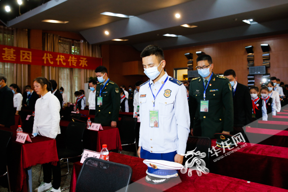 全体人员为烈士默哀。华龙网-新重庆客户端记者 石涛 摄