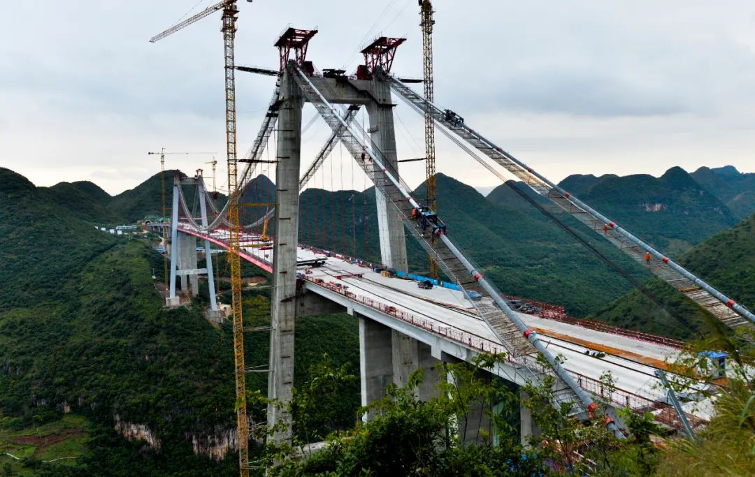 国内山区首座大跨径钢混叠合梁悬索桥