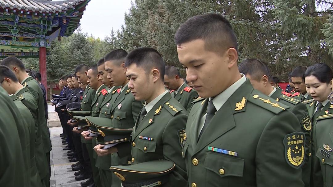 仪式正式开始,全体肃立,奏唱《中华人民共和国国歌》.