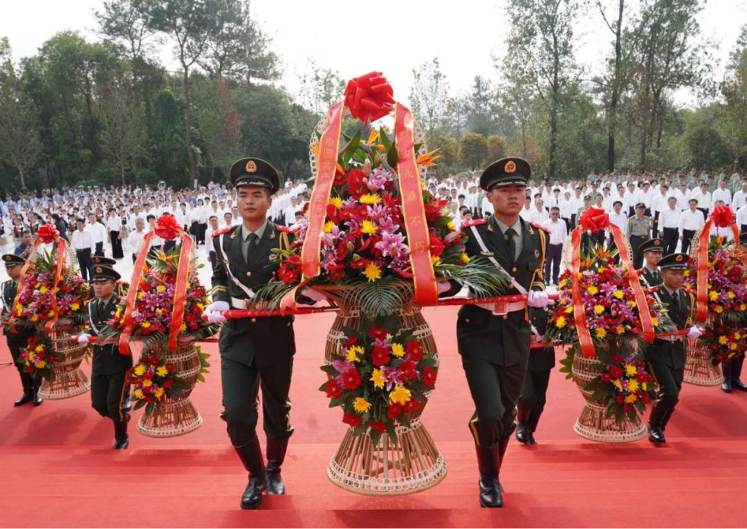 英名垂青史市党政军领导向革命烈士敬献花篮