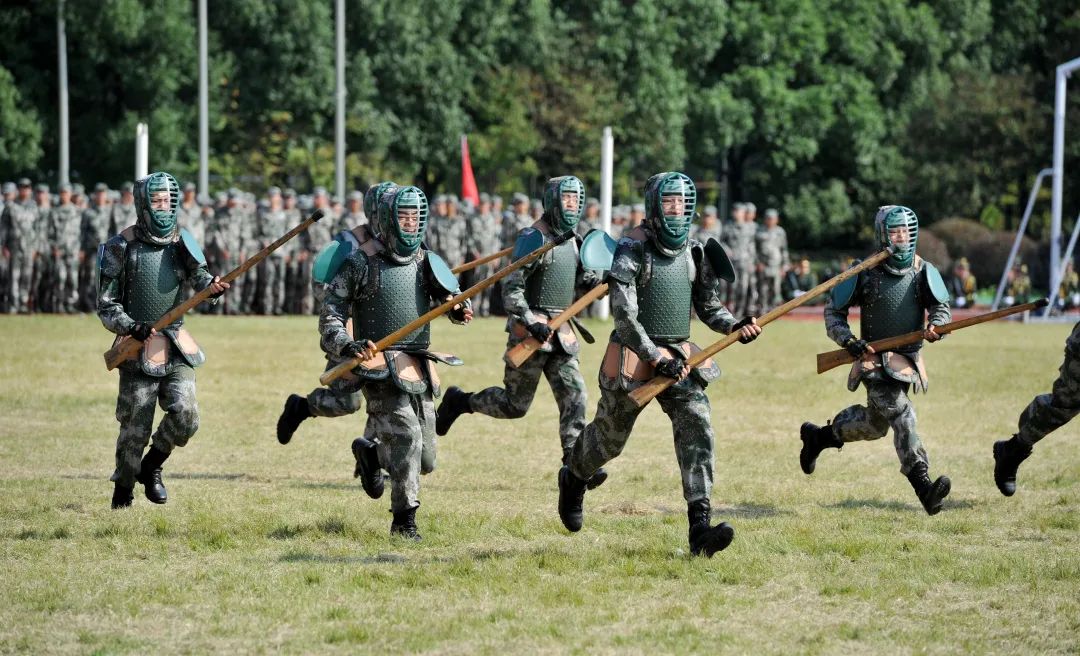 任利剑向中国人民解放军73096部队赠送锦旗.