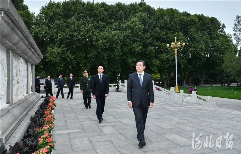河北省在华北军区烈士陵园向烈士敬献花篮 王东峰许勤范承才周皖柱