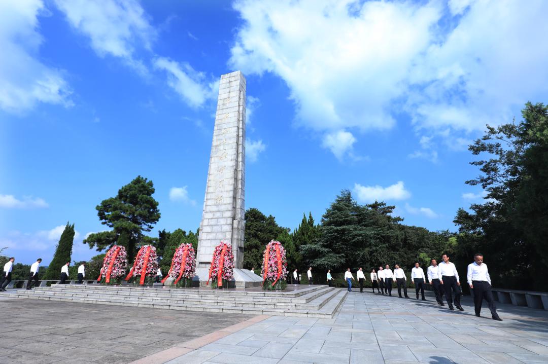 青山巍巍,哀思绵绵,苍松矗立,翠柏低垂,濮塘革命烈士陵园格外庄严肃穆