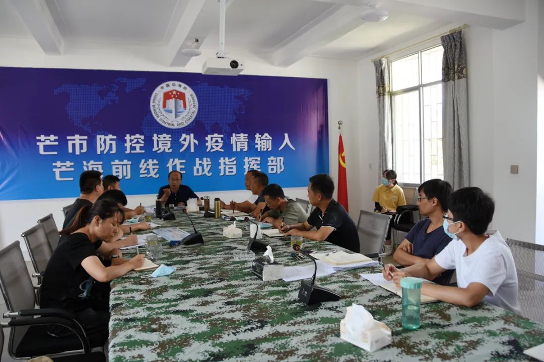 实地查看结束后,调研组一行先后在芒海镇政府和德宏中院挂钩村吕尹