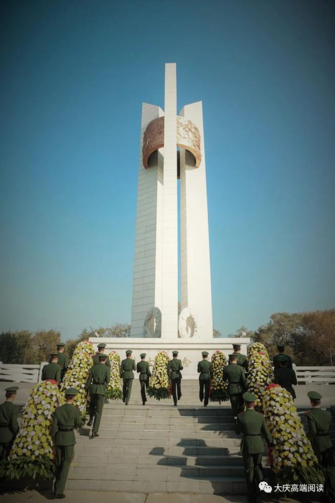 韩立华何忠华任贵生徐向国等与大庆各界代表向英雄烈士敬献花篮