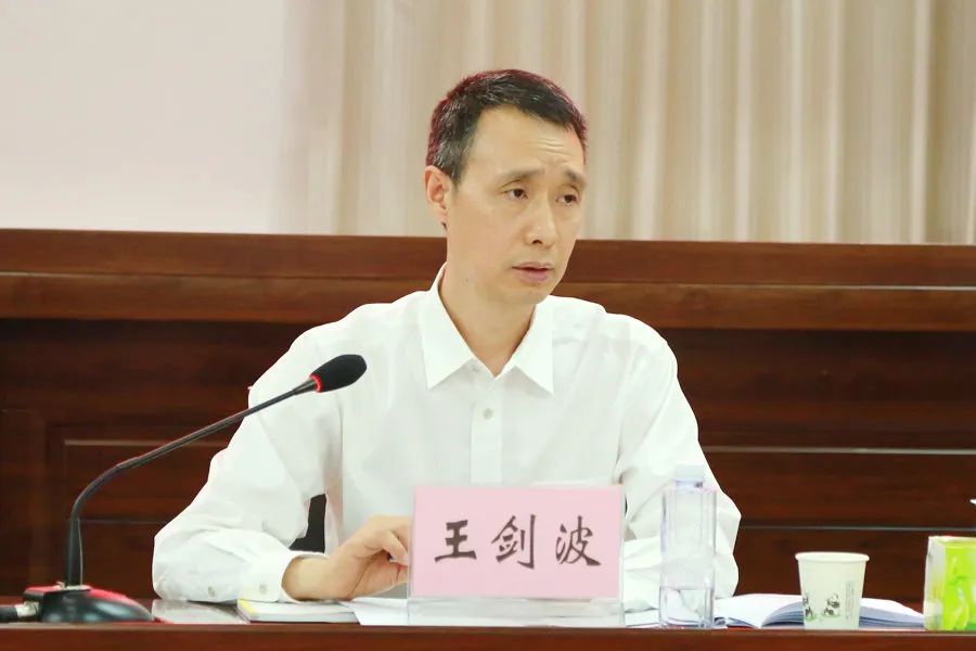 市二中法院党组成员,副院长王剑波指出,加强司法与行政联动协作,打造