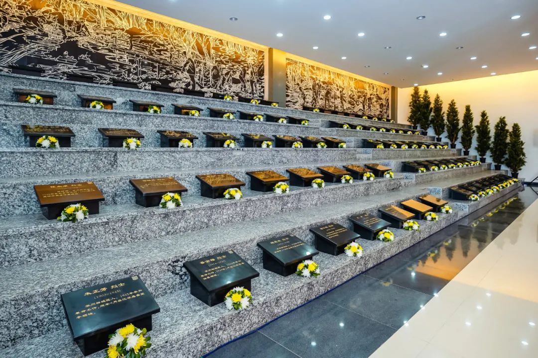 高唱中华人民共和国国歌,用豪迈嘹亮的歌声表达对革命烈士英灵的告慰