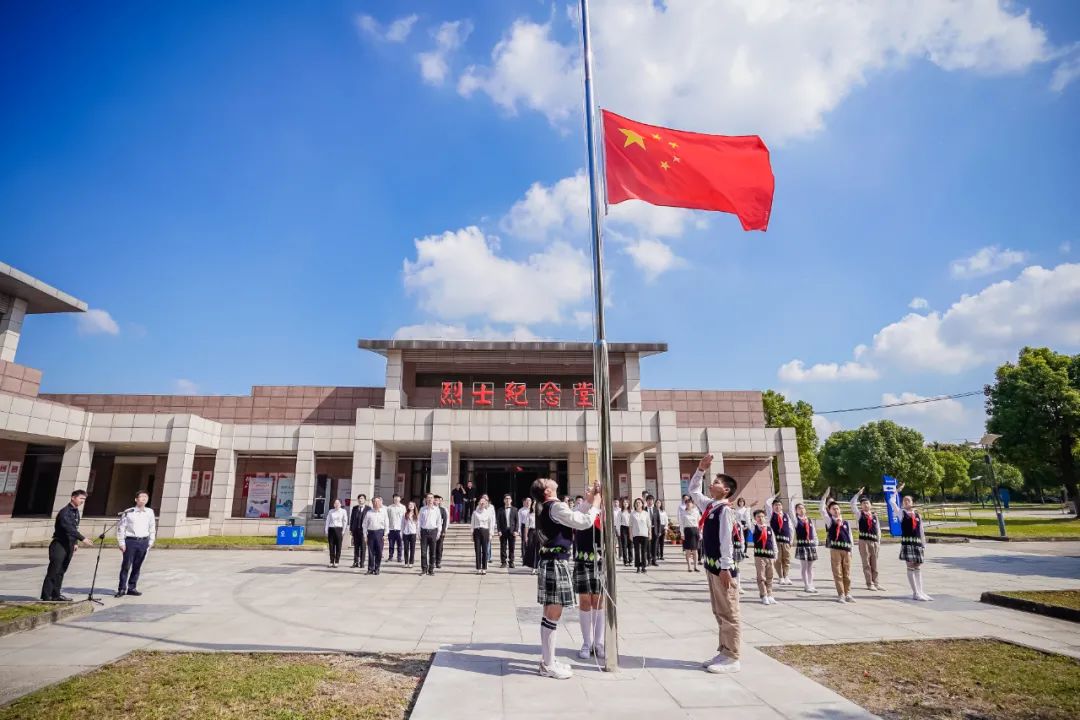 随后,全体人员进入烈士纪念堂内,向长眠在此的烈士致敬,默哀.