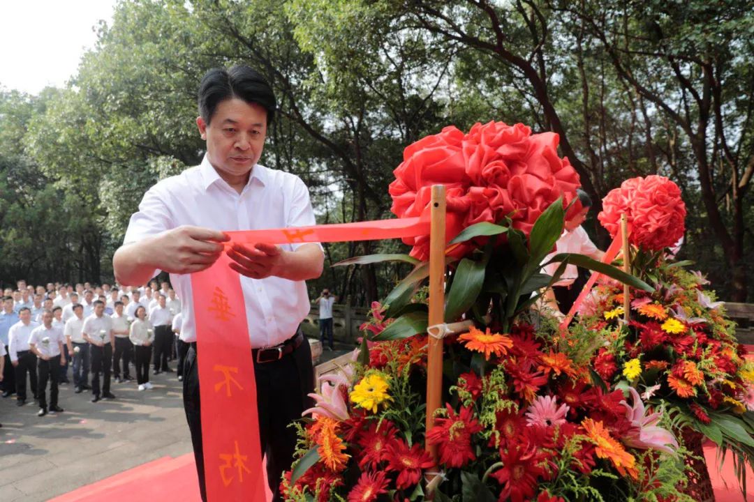今天,诸暨举行向革命烈士敬献花篮仪式