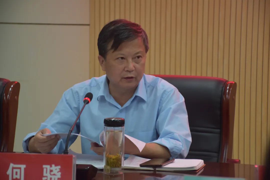 会上,县纪委监委派驻法院纪检监察组组长,法院党组成员何骁传达了光山