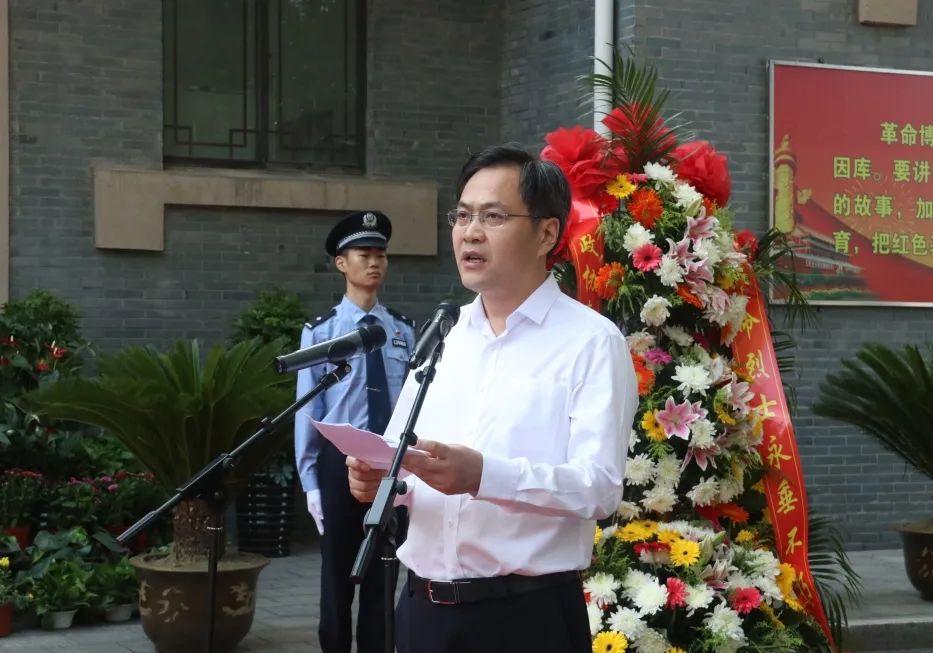 弘扬烈士精神,9月30日上午,我院党组成员,政治部主任顾明华带领20余名