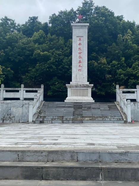 大塘镇开展清扫革命烈士纪念碑活动