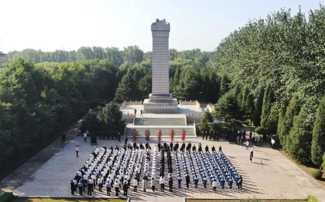 9月30日上午,我区在宝坻革命烈士陵园隆重举行公祭仪式,缅怀革命先烈