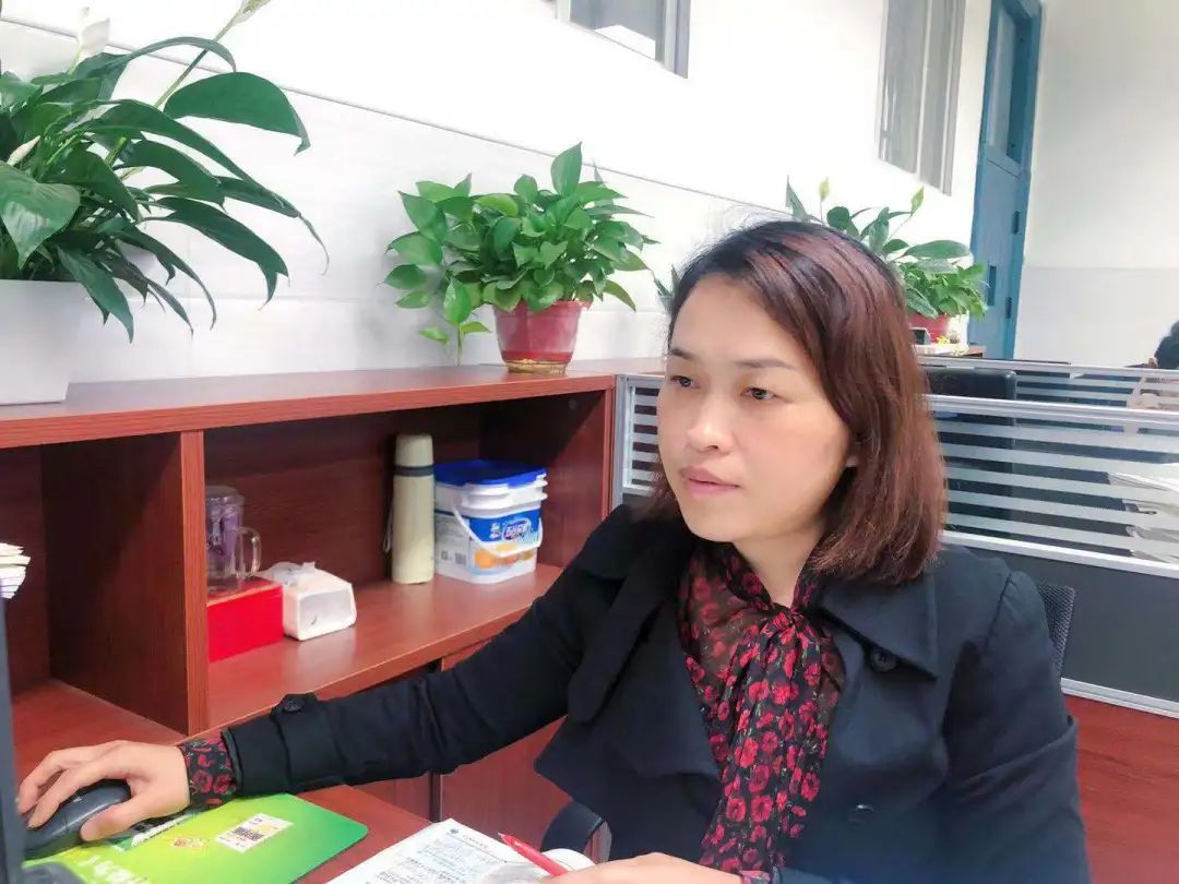 中学一级教师,担任班主任20年,所带班级曾被评为"市级""区级"优秀班