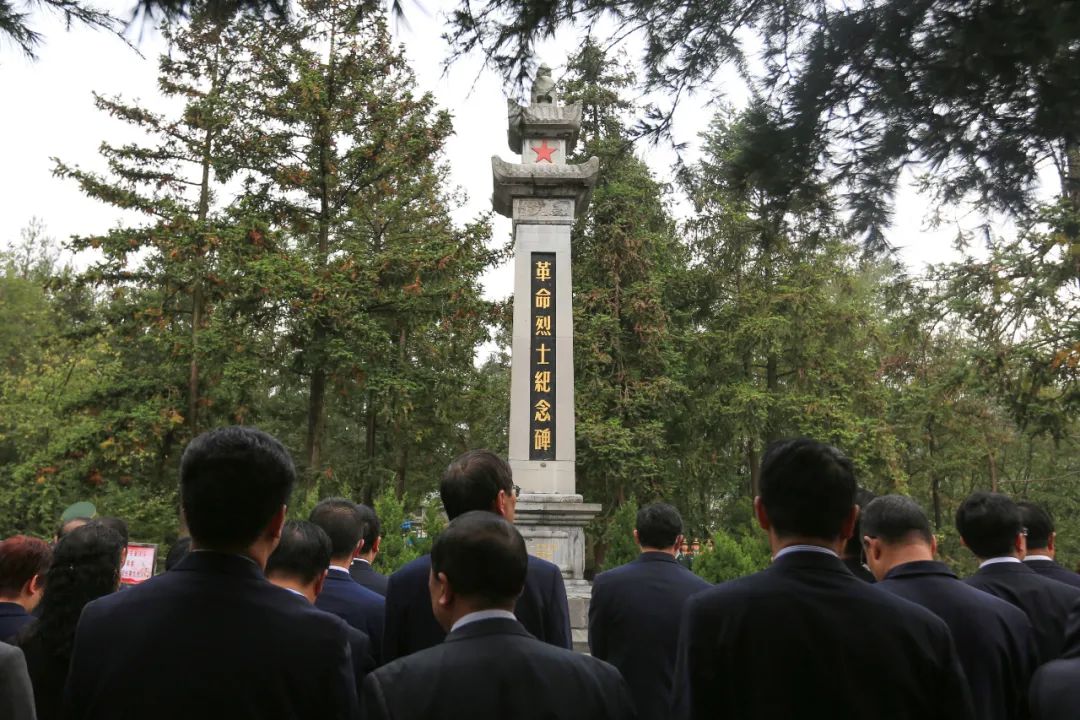 9月30日,在我国第七个烈士纪念日当天,我市在毕节市烈士陵园举行向