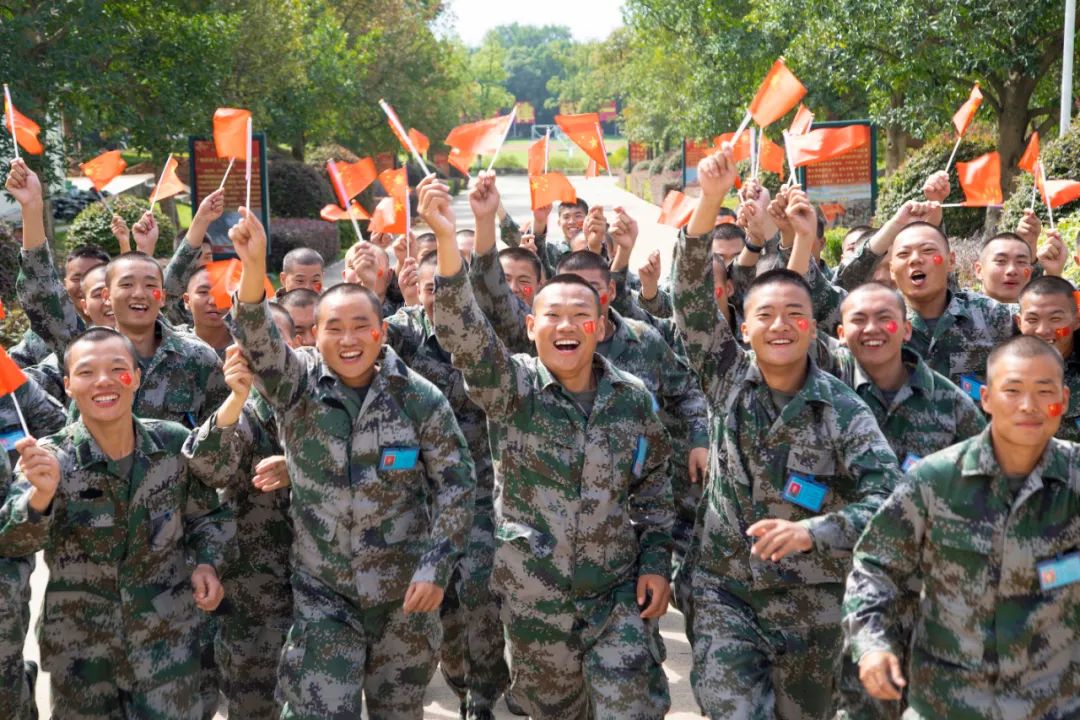 中秋牵手国庆新战友们这样邂逅军营