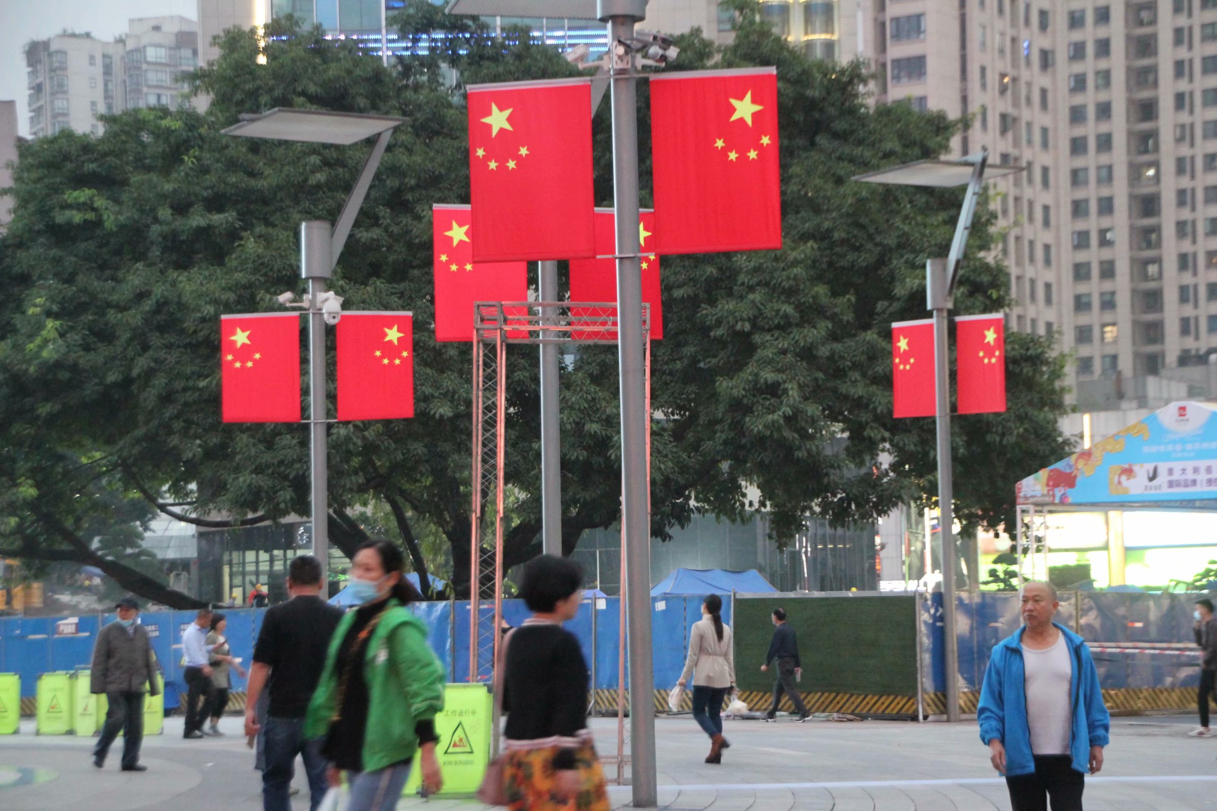 重庆闹市商圈现10万面五星红旗挂空中节日氛围浓