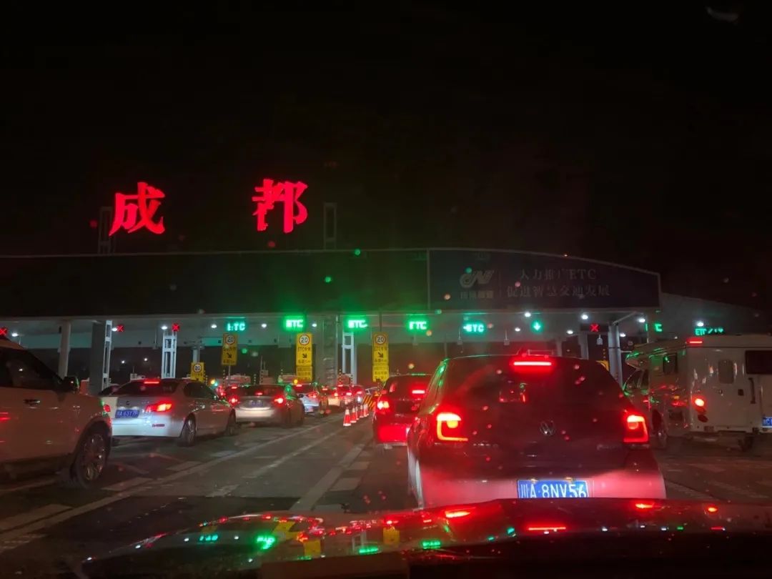 堵上热搜川a大军摸黑出动有人在高速堵了个通宵