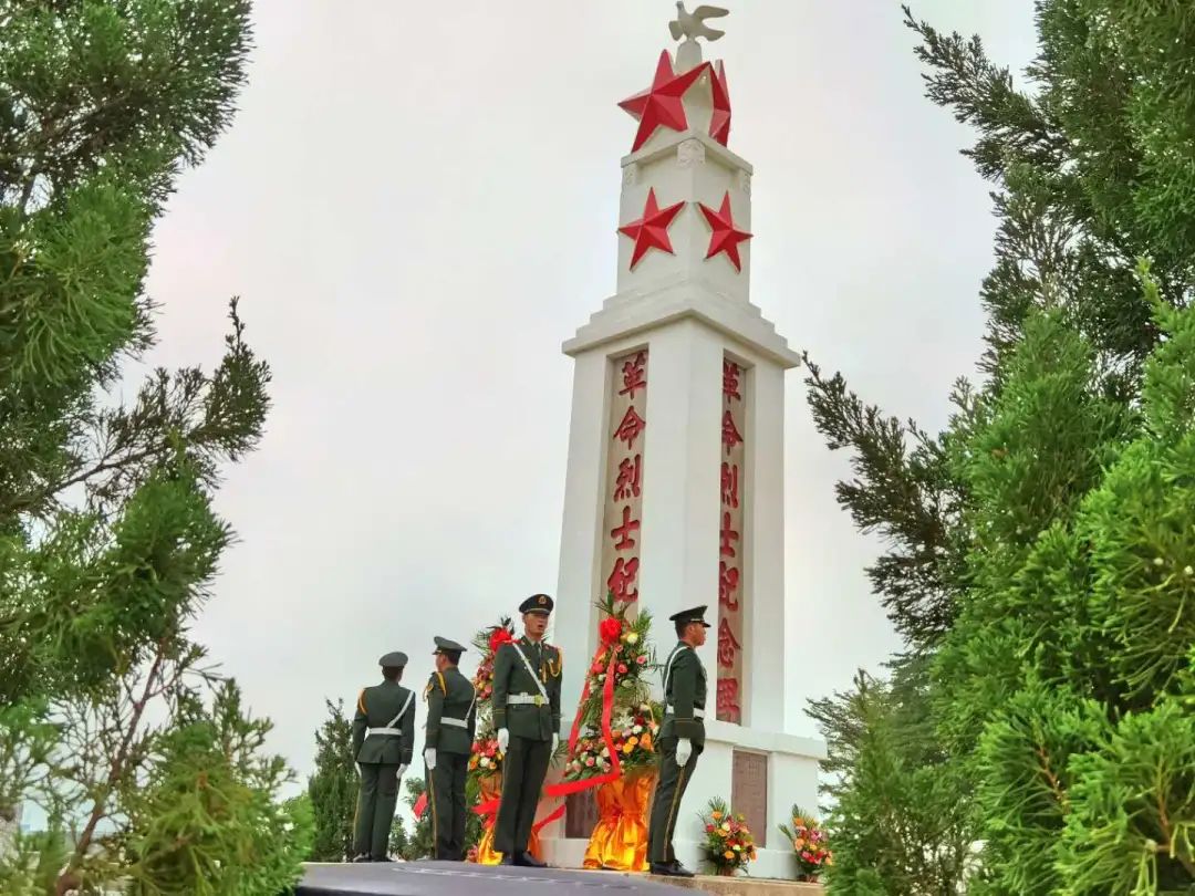 随后,他们跟随着队伍按照秩序排队绕行广场一周,瞻仰革命烈士纪念碑