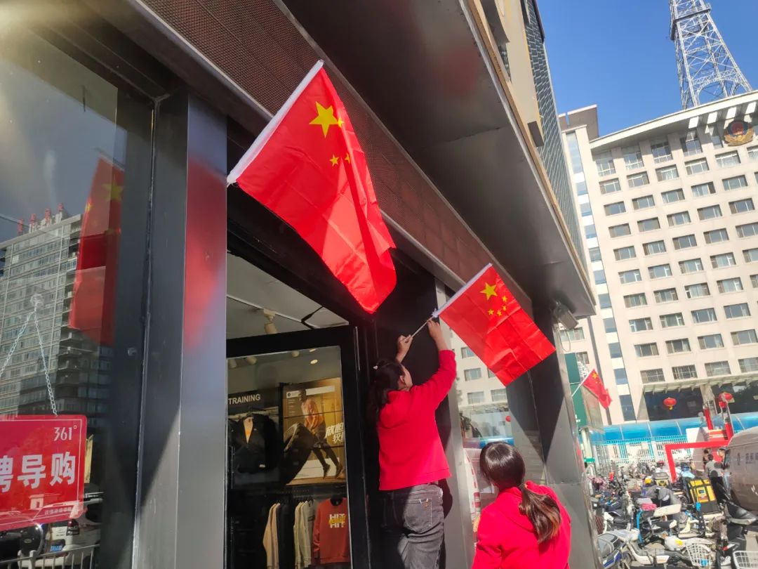挂国旗迎国庆呼和浩特满是中国红