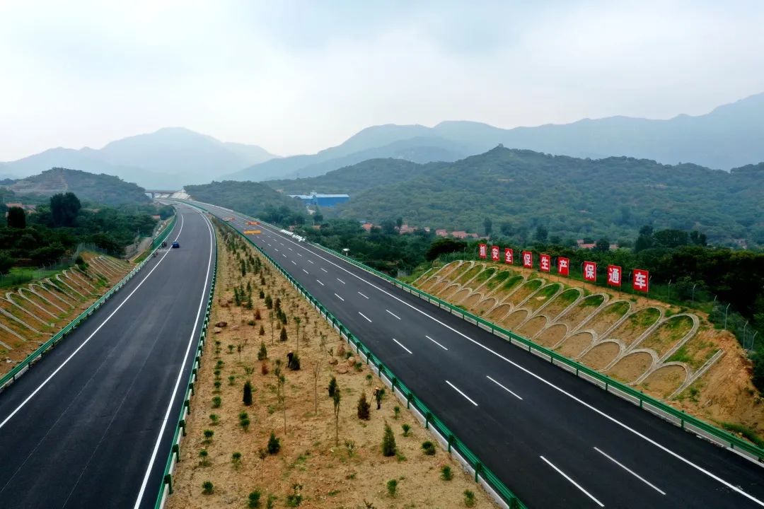 百日奋战全力攻坚济泰高速全线路面摊铺完成具备通车条件