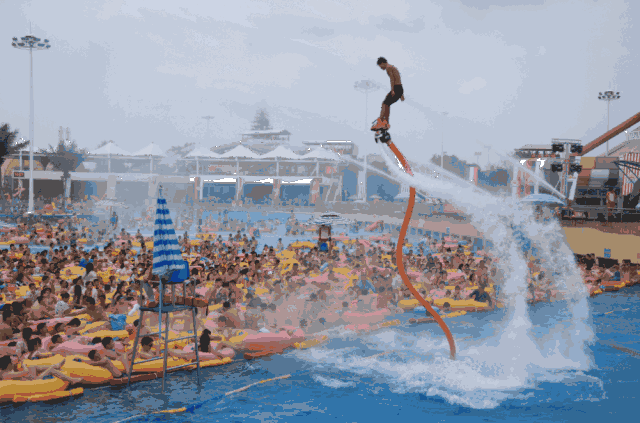 一系列的动作让人看得是眼花缭乱"水上飞人"特技表演免费看藏羌篝火