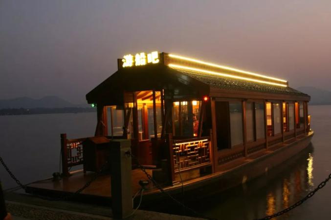 沙滩浴园内还有沙滩浴场,坡缓沙软水净面积大适合带着家人孩子一起