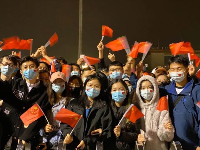 震撼数万人欢呼同一句话现场视频来了