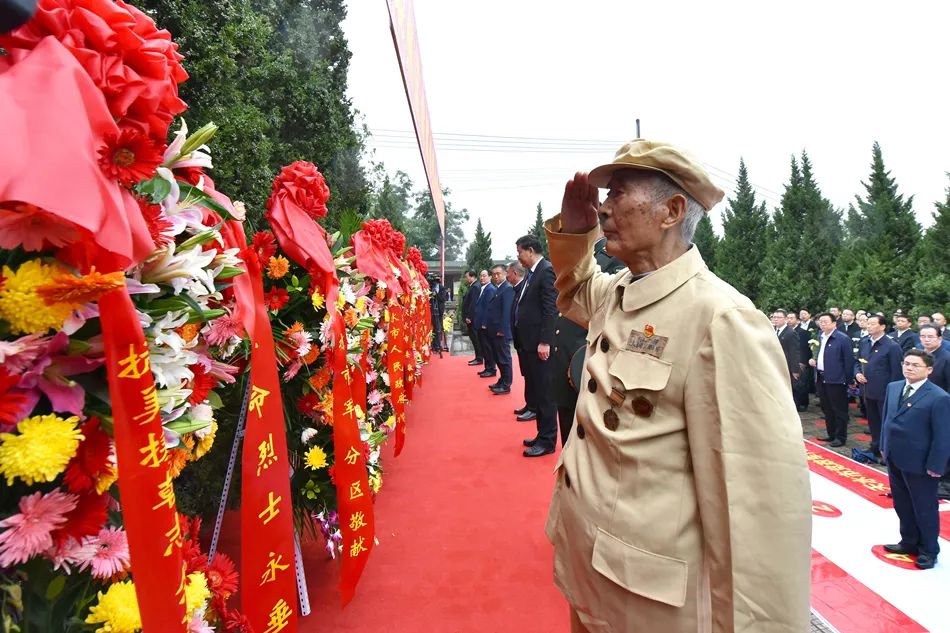 向革命烈士敬献花篮