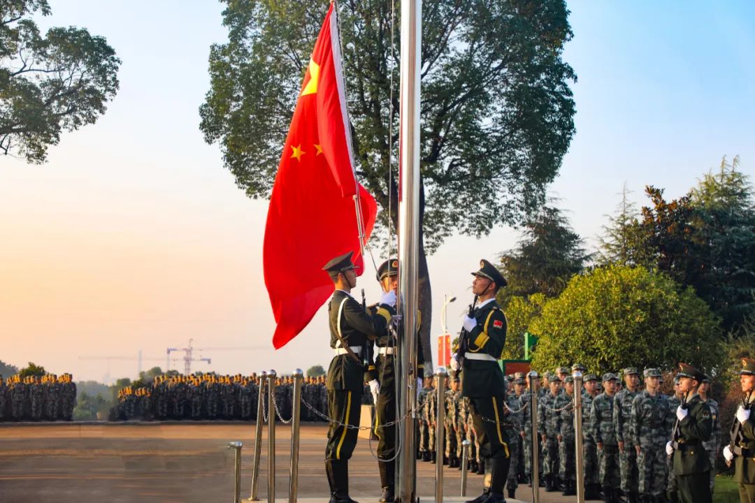 隆重举行迎国庆升旗仪式,进一步激发官兵,使命感,责任感和军人意识