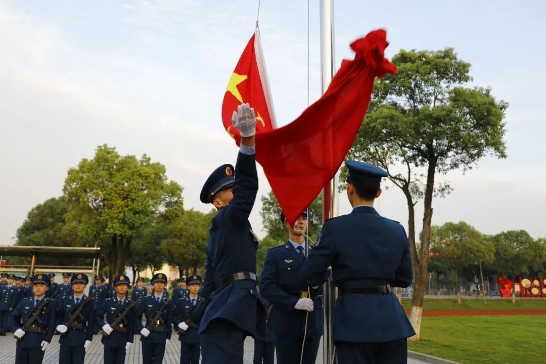 今天解放軍和武警部隊舉行升國旗儀式這些場面太震撼