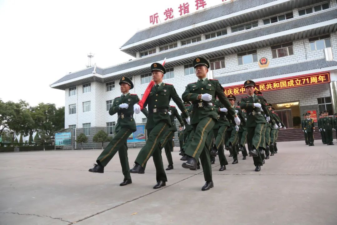 今天解放軍和武警部隊舉行升國旗儀式這些場面太震撼