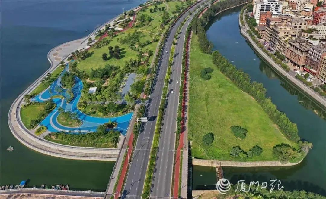 市首个智慧城市公交新驿站就在马銮湾带状公园站这个驿站集自助物流柜