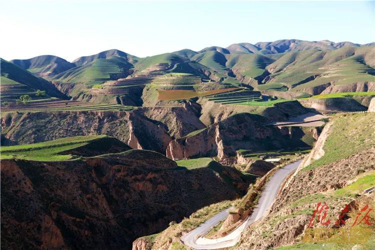 环县的山丨山沟连绵厚重包容