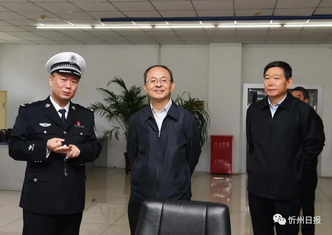 守护平安我在岗国庆假期荧光绿闪烁在路上畅行中国交警同行