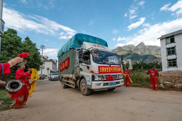 白鹤滩库区首批移民搬迁入住新房