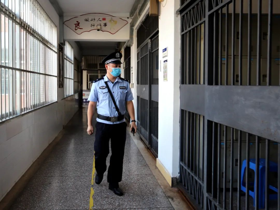细节决定成败,大门是安全的第一道守护,北江监狱干警细心检查设备,绝