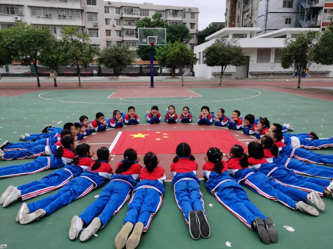 我和国旗合个影 | 爱国就要晒出来!来宾青少年表白祖国(二)