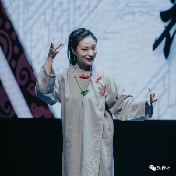 《话白·三折》,由京剧念白搭配琵琶与大阮.