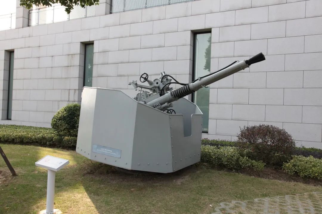 中国航海博物馆户外展出的61式37毫米舰载双联舰炮1969年改造完成的"