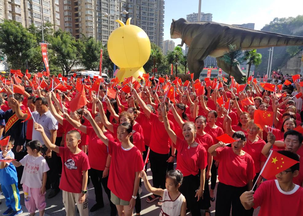 我爱你中国攀枝花数万人自发聚集欢呼同一句话