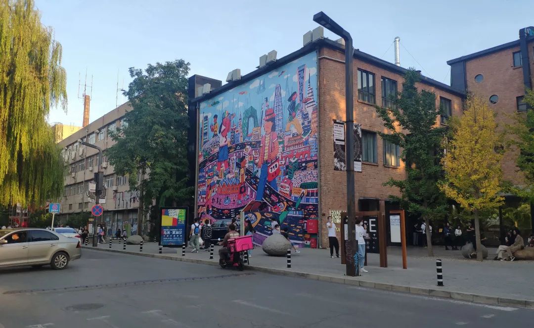 798是大家最熟悉的北京艺术区之一,由于地处北京朝阳区酒仙桥街道大山