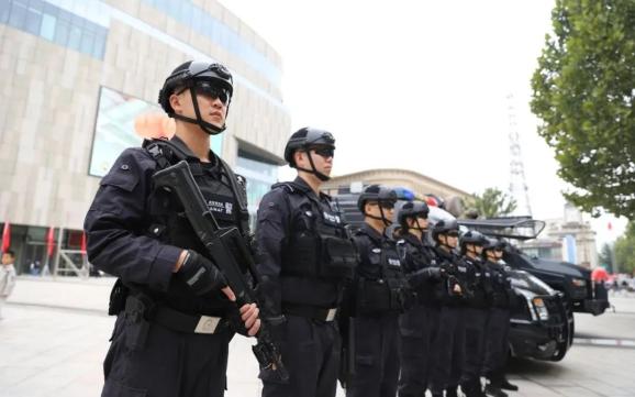 邢台特警武装巡逻这个节日给你十足的安全感