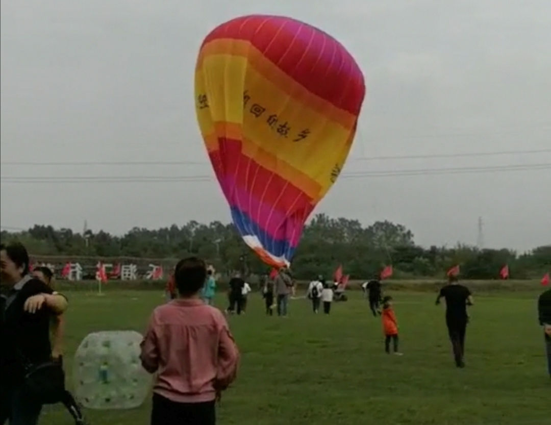 西安一景区突发意外,热气球上有人双腿悬空挣扎?景区回应 - 西部网（陕西新闻网）